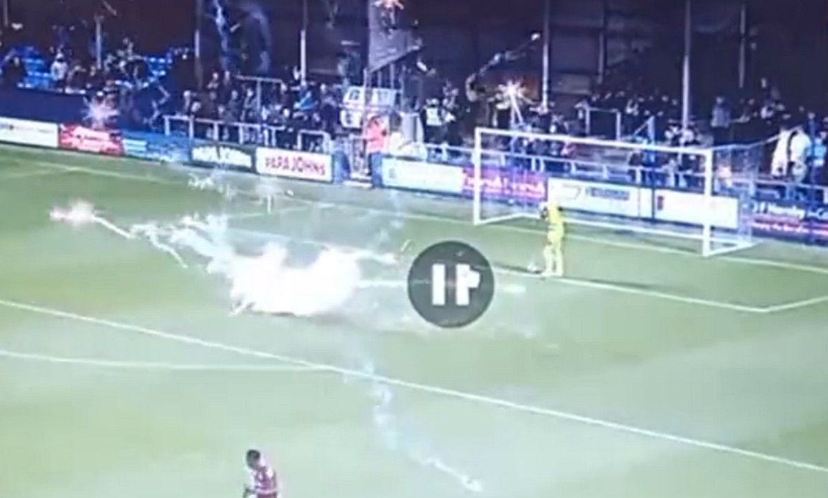 Αγγλία: Πέταξαν κροτίδα μπροστά στον κίπερ εν ώρα αγώνα!