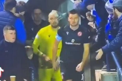 Περίεργος οπαδός χτυπάει με γάντι γκολκίπερ τους αντίπαλους παίκτες στην φυσούνα