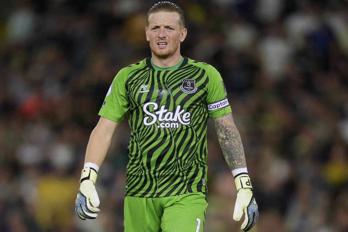 Οπαδοί της Νιούκαστλ τρόλαραν τον Πίκφορντ φέρνοντας φουσκωτούς δεινόσαυρους στο γήπεδο