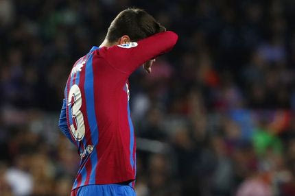 Πικέ, χωρίς παπούτσια και επικαλαμιδες στον πάγκο. Τον έντυνε ο Μπούσκετς για να μπει αλλαγή