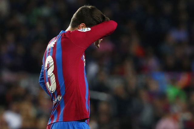 Πικέ, χωρίς παπούτσια και επικαλαμιδες στον πάγκο. Τον έντυνε ο Μπούσκετς για να μπει αλλαγή