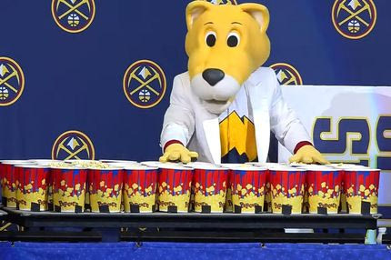 Η μασκότ των Νάγκετς πληρώνεται όσο ένας τοπ παίκτης της Super League