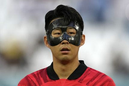 Μουντιάλ 2022: Οι μασκοφόροι Κορεάτες που μιμούνται τον Σον