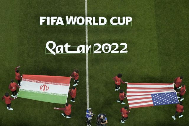 Μουντιάλ 2022: Αμερικάνος οπαδός μπήκε στο Ιράν – ΗΠΑ με ουράνιο τόξο και τον έδιωξαν