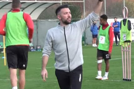 Ο 33χρονος προπονητής που μόλις πήρε άδεια και θέλει τη δουλειά στη Ρέιντζερς