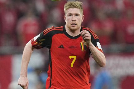 Ο Ντε Μπρόινε άφησε τα γήπεδα και έπιασε το στυλό για χάρη του Drake