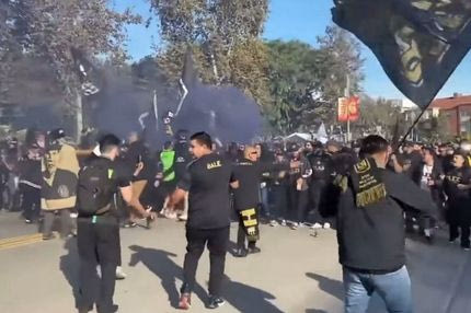 Οι Αμερικανοί ξενέρωτοι; Πορεία στο γήπεδο με συνθήματα στα ισπανικά οι οπαδοί της ομάδας του Μπέιλ