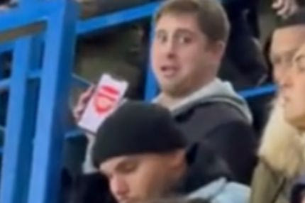 Άρσεναλ: Απίστευτος φίλαθλός της κάθεται ανάμεσα σε οπαδούς της Τσέλσι και με μία κίνηση γίνεται viral