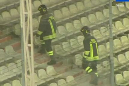 Φότζα – Αβελίνο: Οι οπαδοί αντάλλαζαν φωτοβολίδες, η πυροσβεστική έδρασε με χαλαρό περπάτημα