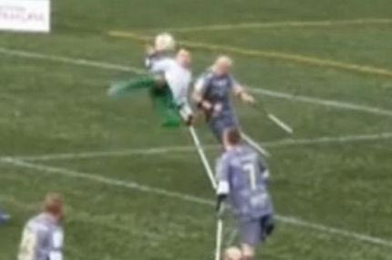 Καταπληκτικό γκολ σε αγώνα ποδοσφαίρου με πατερίτσες