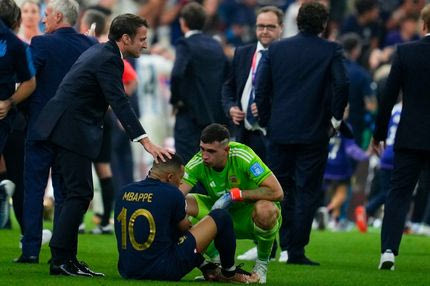 Μουντιάλ 2022: Μακρόν και Μαρτίνεζ παρηγορούν τον Εμπαπέ