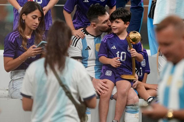 Λιονέλ Μέσι: Η συγκλονιστική φωτογραφία με την οικογένεια του μετά τη στέψη