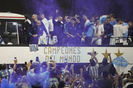 Για κάποιο δικό του λόγο ο Παπού Γκόμες πετούσε χρήματα στους οπαδούς της Αργεντινής