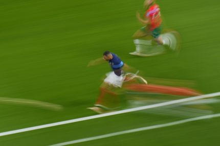 Μουντιάλ 2022, το “dogfight” Εμπαπέ – Άμραμπατ από απίθανη λήψη στην κερκίδα