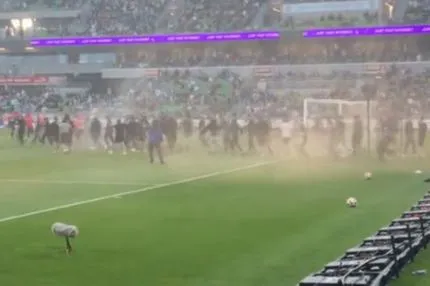 Αυστραλία: Λήψη/ντοκουμέντο από τη συγκλονιστική επίθεση οπαδών της Βίκτορι στον κίπερ της Σίτι