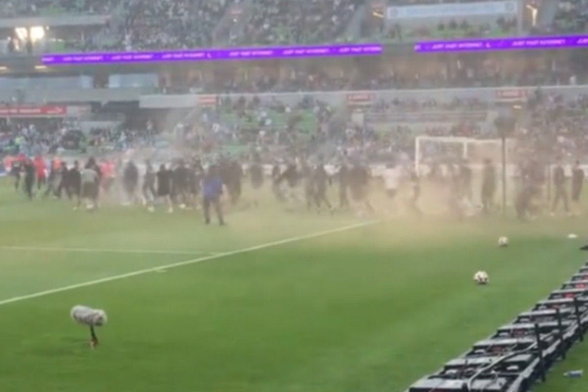 Αυστραλία: Λήψη/ντοκουμέντο από τη συγκλονιστική επίθεση οπαδών της Βίκτορι στον κίπερ της Σίτι