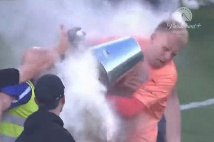 Αυστραλία: Ντου οπαδών στο ντέρμπι της Μελβούρνης, έφαγε κουβά στο κεφάλι τερματοφύλακας