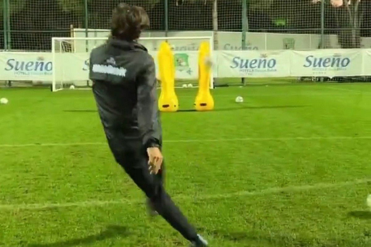 Απίθανο! Ο 43άρης Πίρλο σκοράρει φαουλάρα και ρίχνει το Twitter