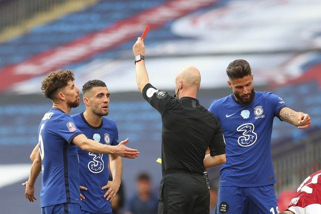 FA Cup: Διαιτητής “έβγαλε” την πιο ιδιαίτερη κόκκινη κάρτα