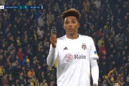 Η απέλπιδα προσπάθεια να κρύψουν σιδερογροθιά που έπεσε στο Ανκαρακουτσού – Μπεσίκτας