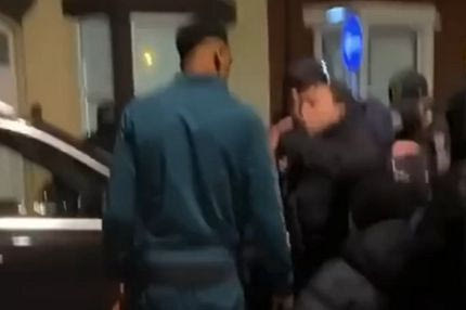 Έβερτον: Τα λαϊκά δικαστήρια στον Μίνα οδηγήθηκαν σε αποθέωση και μία ατάκα ζωής