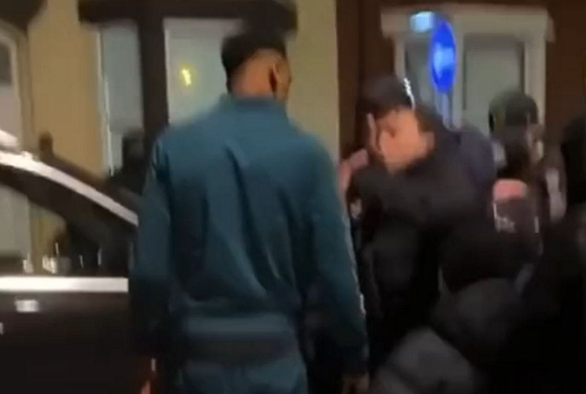 Έβερτον: Τα λαϊκά δικαστήρια στον Μίνα οδηγήθηκαν σε αποθέωση και μία ατάκα ζωής