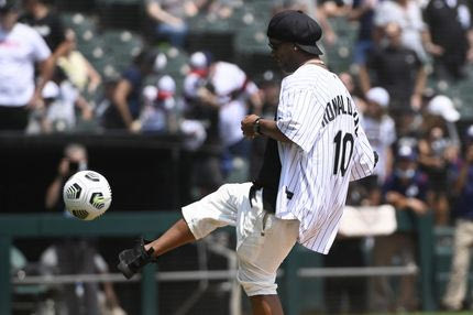 Ροναλντίνιο: Επέστρεψε στη δράση, του είπαν να εκτελέσει πέναλτι τρέχοντας και… έφυγε