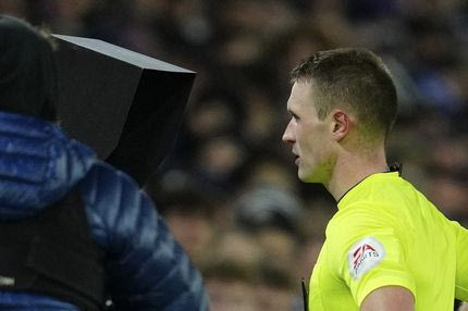 Τρελό! Διαιτητής ανακοίνωσε από τα μεγάφωνα τι απόφαση πήρε μέσω VAR