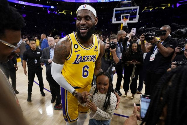 Λεμπρόν: Τα δάκρυα του “Βασιλιά” μετά από την κατάρριψη του μεγάλου ρεκόρ