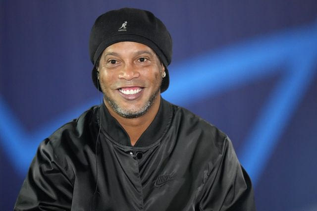 Ο Ροναλντίνιο επιστρέφει στην Μπαρτσελόνα μέσω του γιου του