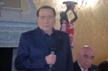 Ο Σίλβιο Μπερλουσκόνι και η εμφάνισή του κεντρίζουν το ενδιαφέρον