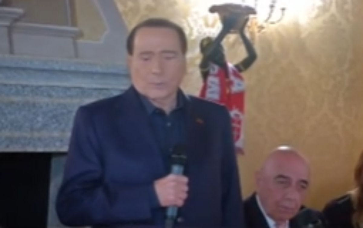 Ο Σίλβιο Μπερλουσκόνι και η εμφάνισή του κεντρίζουν το ενδιαφέρον