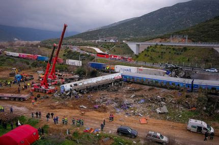 Τέμπη: Συγκλονιστικές εικόνες από drone στον τόπο της τραγωδίας