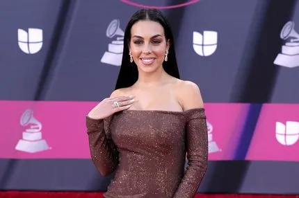 Η σύντροφος του CR7 πήγε στην πισίνα με μαγιό, κόντρα στους κανόνες της Σαουδικής Αραβίας