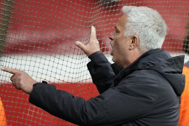 Μουρίνιο: Η χειρονομία προς τους οπαδούς “έσβησε” όλα τα σενάρια