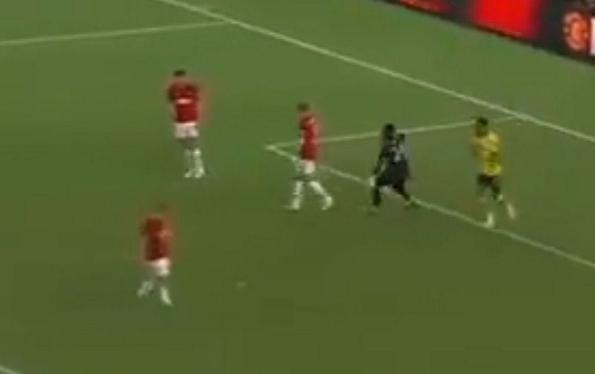 Έπος! Ο Ονανά καλωσόρισε στον κόσμο του τον Χάρι Μαγκουάιρ με “ντου” και κατσάδα