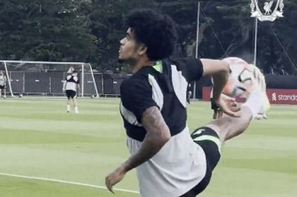 Λουίς Ντίαζ τι κάνεις βρε φίλε; Κοιτάει αλλού, τεντώνει πόδι και κοντρολάρει μαγικά