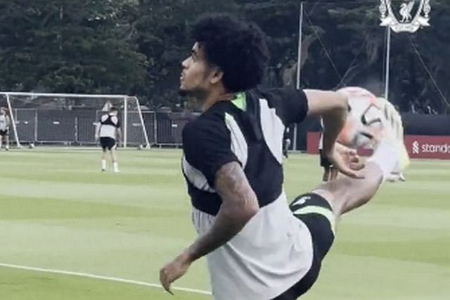 Λουίς Ντίαζ τι κάνεις βρε φίλε; Κοιτάει αλλού, τεντώνει πόδι και κοντρολάρει μαγικά