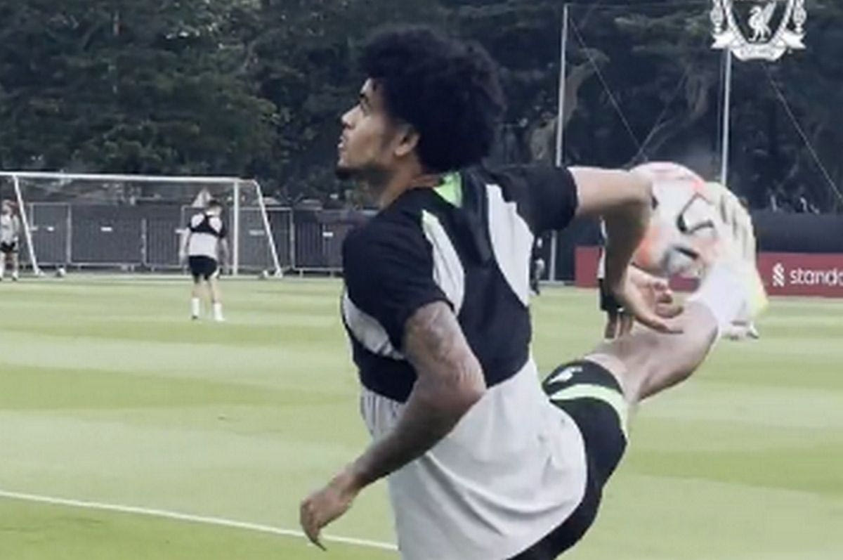 Λουίς Ντίαζ τι κάνεις βρε φίλε; Κοιτάει αλλού, τεντώνει πόδι και κοντρολάρει μαγικά