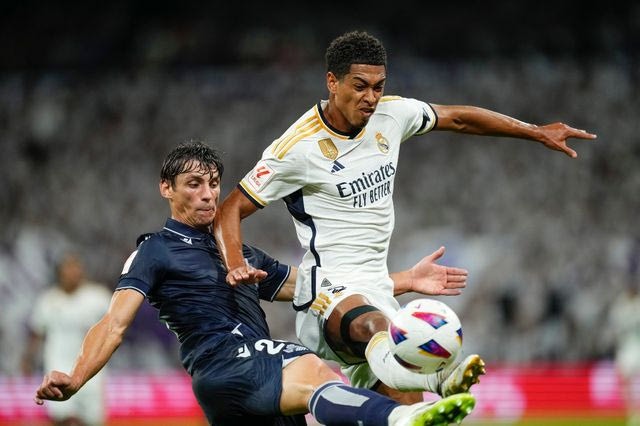 Κλοπ και Τεν Χαχ τσεκάρουν τον νέο ηγέτη της άμυνας της Ισπανίας που εντυπωσιάζει με την Σοσιεδάδ