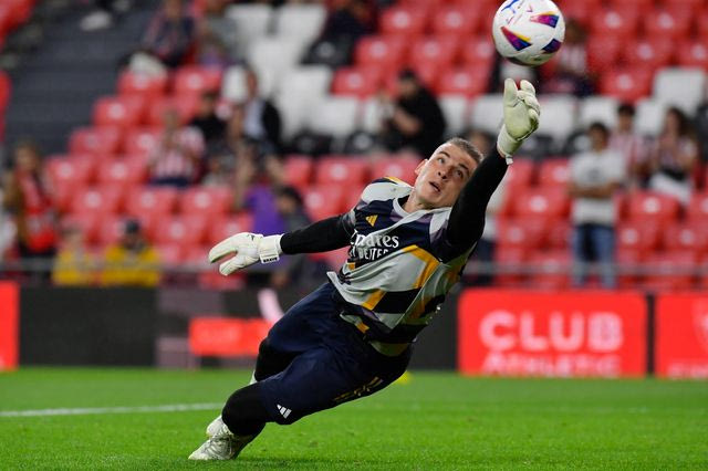 Η Ρεάλ ανανέωσε πρόωρα τον διάδοχο του Κουρτουά αλλά ο Κέπα καιροφυλαχτεί