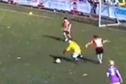 Πιτσιρικάς τερματοφύλακας στην Γερμανία κάνει την μπάλα κομπολόι και βγάζει αντεπίθεση για γκολ