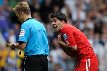 Η σπάνια λευκή κάρτα διαιτητή προηγείται της μπλε