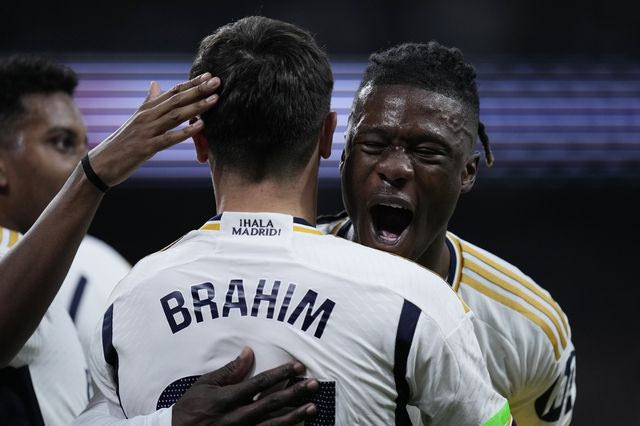 Η “παντελονάτη” απάντηση του Καμαβινγκά σε ερώτηση για τη μεταγραφή του Εμπαπέ