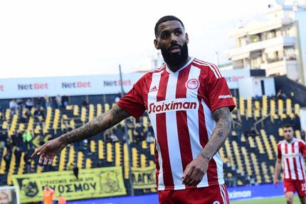 Πρώην προπονητής του Ολυμπιακού έβγαλε από την ανεργία τον Εμβιλά