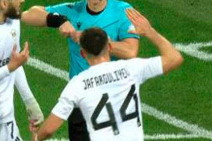 Ό,τι πιο viral μπορείς να δεις: Πήγε να δώσει το χέρι στον διαιτητή για την αφαίρεση της κίτρινης και έφαγε κόκκινη