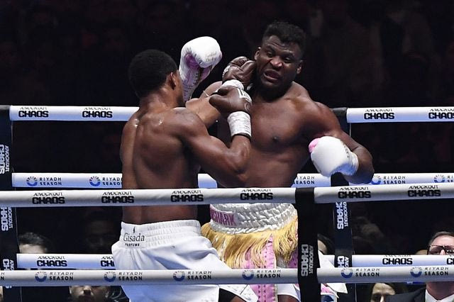 Άφησε τις ΜΜΑ, μπήκε στο μποξ και έβγαλε αδιανόητο ποσό σε ούτε δύο γύρους που έχασε κιόλας