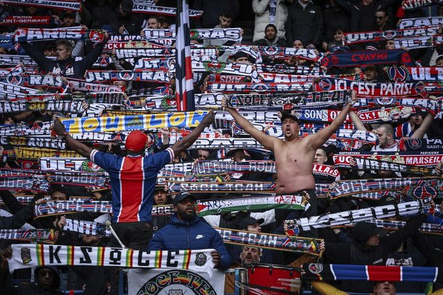 Εμπαπέ, τέλος: Οι φίλαθλοι της Παρί σήκωσαν πανό και έδωσαν το χρίσμα του ηγέτη σ’ έναν 18χρόνο