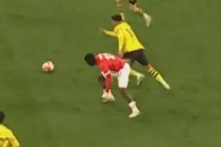 Ο Σάντσο αδειάζει με καλλιτεχνία παίκτη της PSV και ο Σάμπιτζερ τα βλέπει όλα στην πιο viral αντίδραση