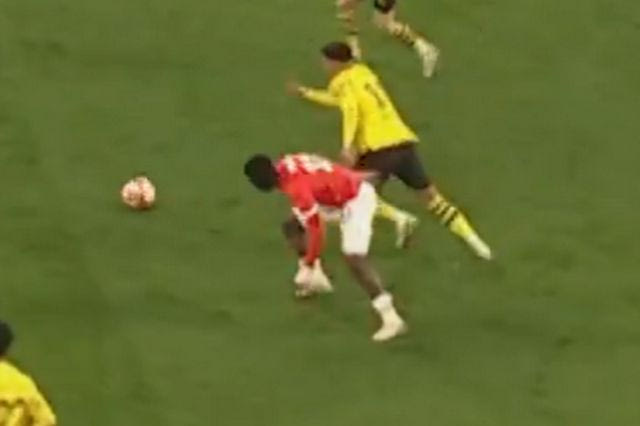 Ο Σάντσο αδειάζει με καλλιτεχνία παίκτη της PSV και ο Σάμπιτζερ τα βλέπει όλα στην πιο viral αντίδραση